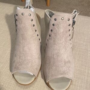 NEW Beartraps “Ivella” Ladies Shoes Size 8 Tan Chunky Heel